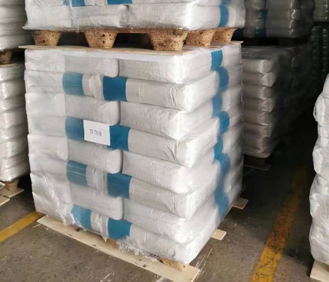 Bulk flooring logistics | High stacking of material boxes on pallets | Efficient space utilization with presswood pallets