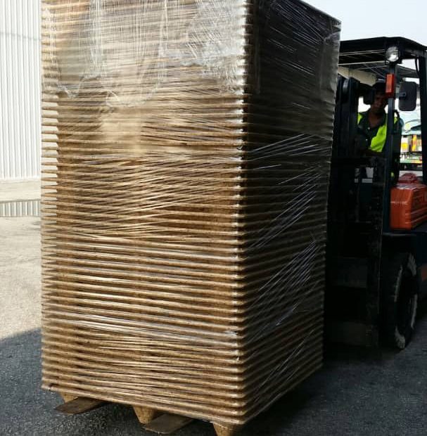 Close-up of reinforced corner of pressed wood pallet ID-2960 | Impact resistant design reduces damage during transportation