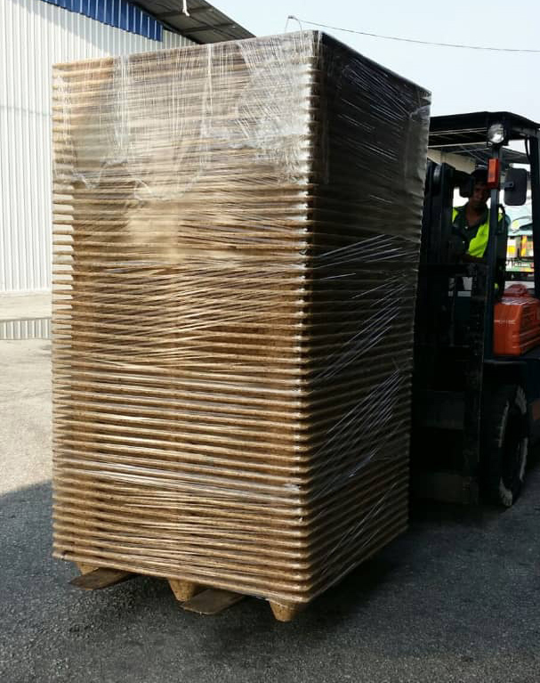 Close-up of reinforced corner of pressed wood pallet ID-2960 | Impact resistant design reduces damage during transportation