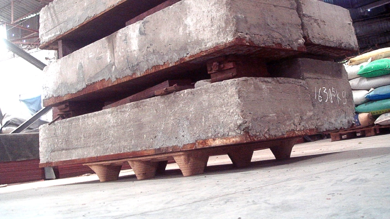 High-quality industrial photography of a molded wood pallet for B2B logistics
