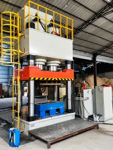 Four-column wood pallet hydraulic press with guide pillars, safety railing and hydraulic power unit