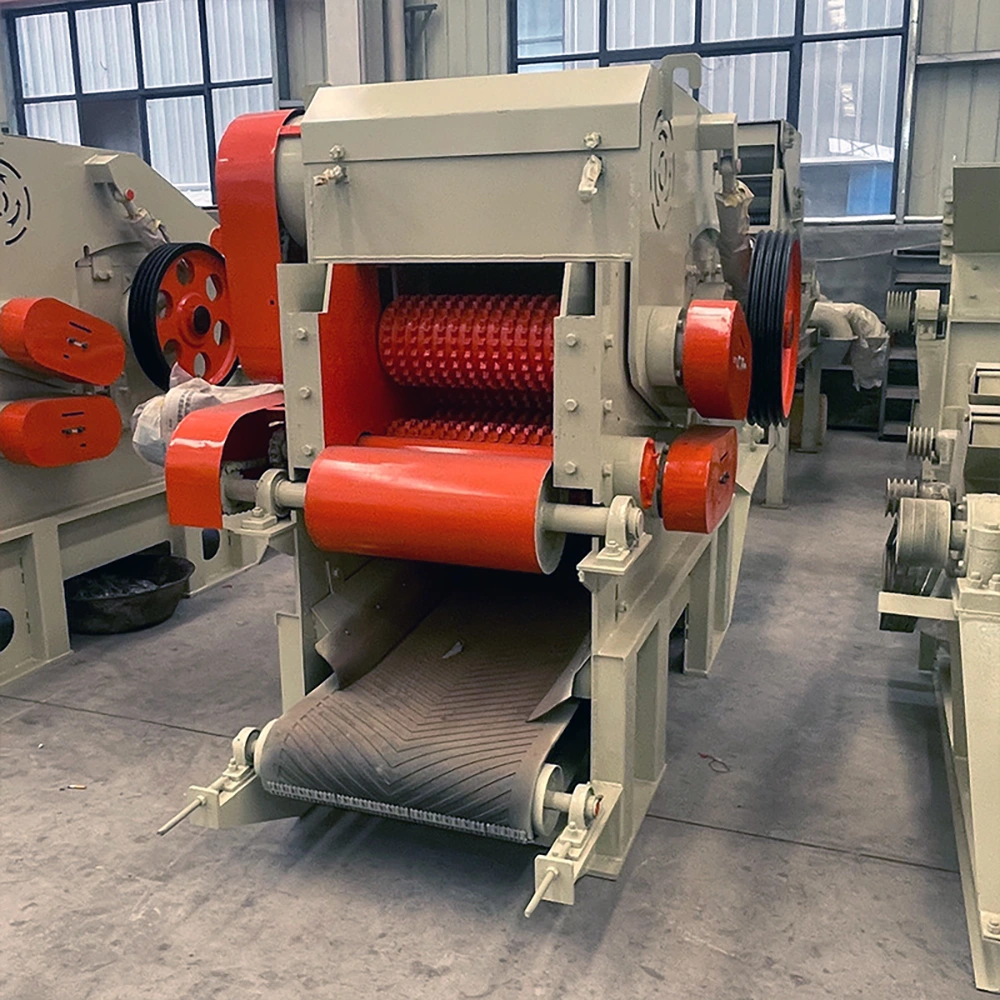 Twin-rotor industrial shredder with toothed shafts and chevron belt discharge conveyor on a drum wood chipper machine chip preparation line